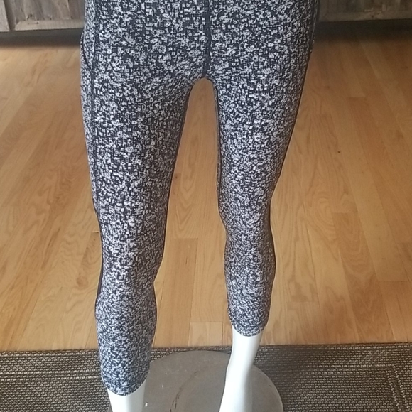 Lululemon cropped leggings - Picture 3 of 16
